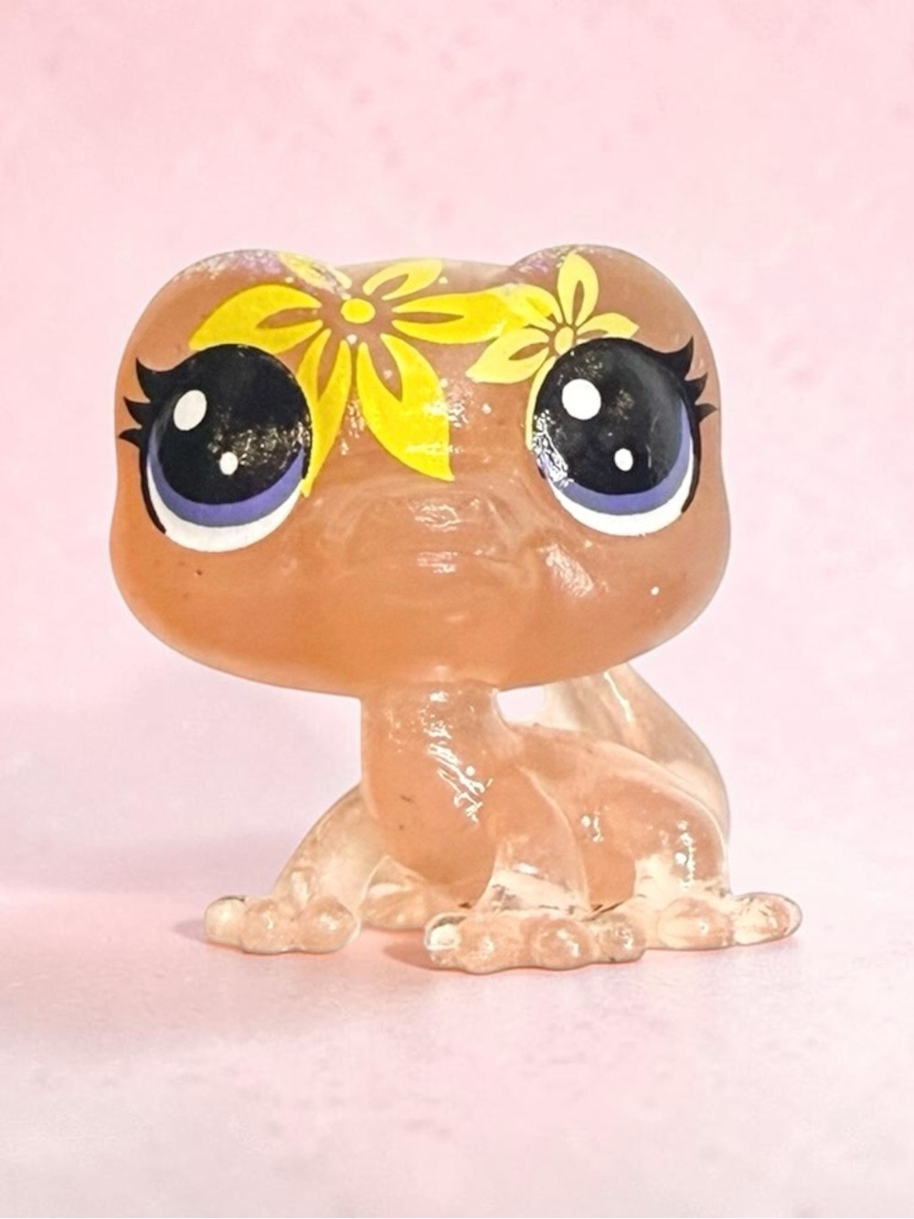littlest pet shop # 4-113 pale pink gecko lizard with yellow flowers & glitter